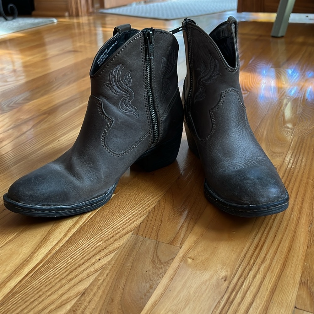 Born Women's Brown Leather Heeled Ankle Boots - Picture 3 of 5